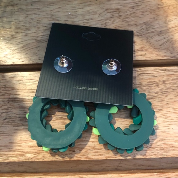 Clay Christmas Holiday Wreath Dangling Earrings, NWT - Picture 5 of 5